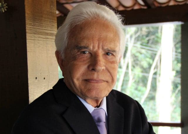 Cid Moreira faz desabafo emocionante e revela doença descoberta em viagem