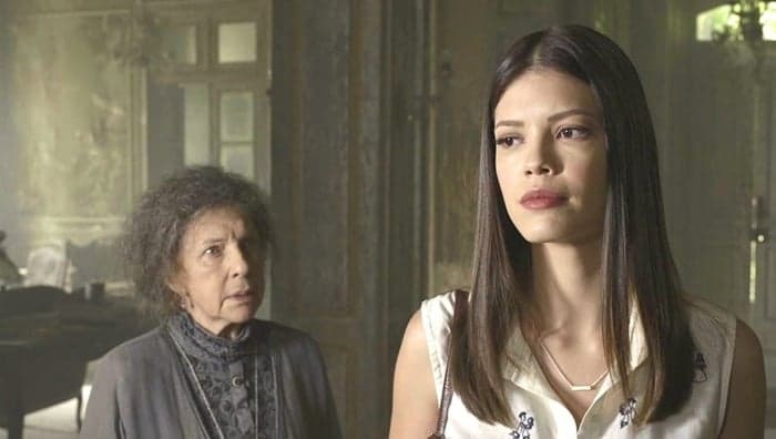 A guardiã (Suzana Faini) e Cris (Vitoria Strada) em Espelho da Vida (Foto: Divulgação/Globo) A guardiã (Suzana Faini) e Cris (Vitoria Strada) em Espelho da Vida (Foto: Divulgação/Globo)