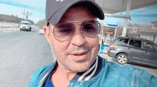 Eduardo Costa aparece com mulher em vídeo e se declara: "Nem dormindo consigo te esquecer"