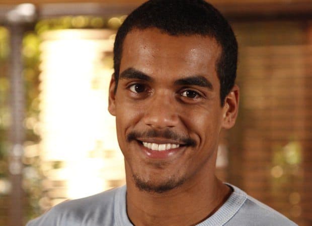 Marcello Melo JR posta foto quase beijando ator da Globo e pede respeito