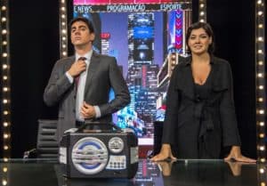 Âncoras (Marcelo Adnet e Veronica Debom) no Jornal Nacional Musical (Foto: Globo/Estevam Avellar) Âncoras (Marcelo Adnet e Veronica Debom) no Jornal Nacional Musical (Foto: Globo/Estevam Avellar)
