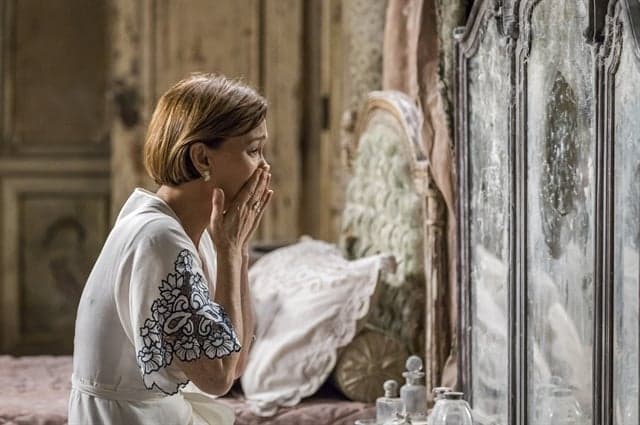Ana (Julia Lemmertz) se comunica com Cris (Vitória Strada) através do espelho (Foto: Globo/Paulo Belote) Ana (Julia Lemmertz) se comunica com Cris (Vitória Strada) através do espelho (Foto: Globo/Paulo Belote)