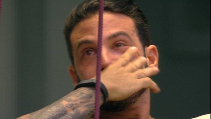 BBB19: Gustavo desabafa, se descontrola e cai no choro