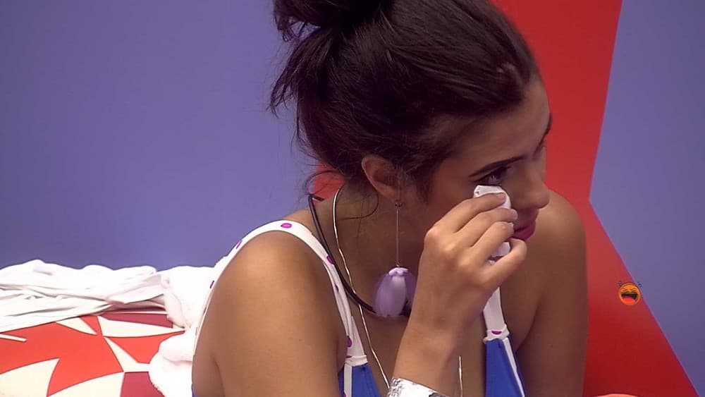 BBB19: Hana chora em conversa com Paula e Hariany e pede desculpas