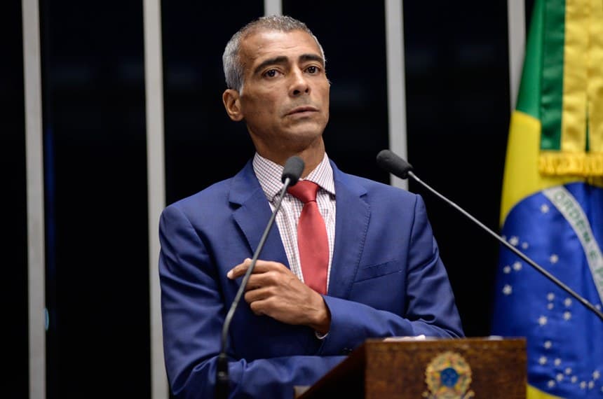 Romário, senador e ex-jogador, organiza festa de réveillon animada na Barra da Tijuca