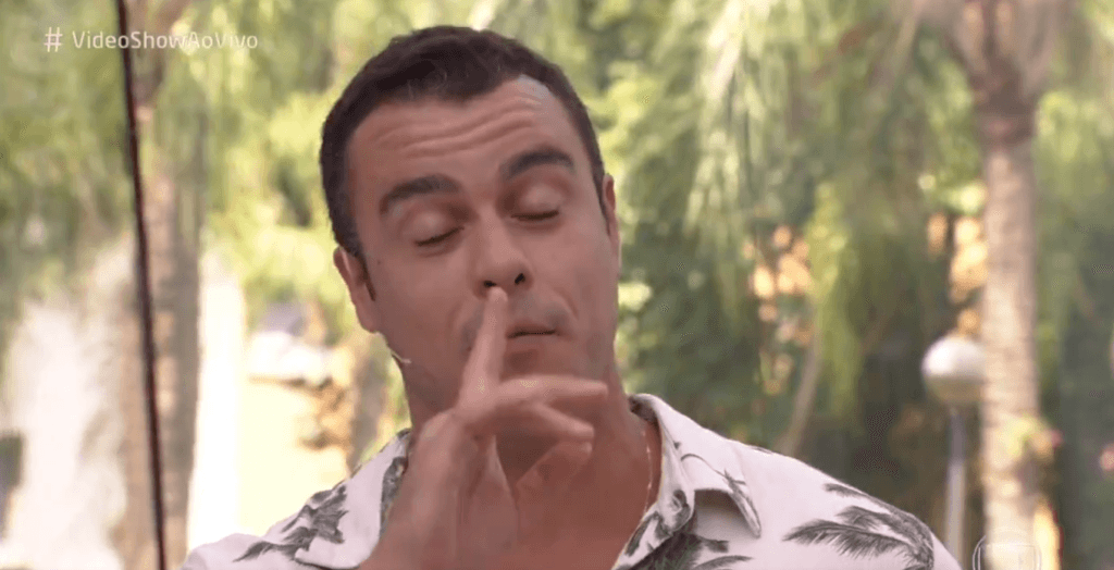 Joaquim Lopes passa vergonha ao vivo no Vídeo Show e se confunde nos elogios
