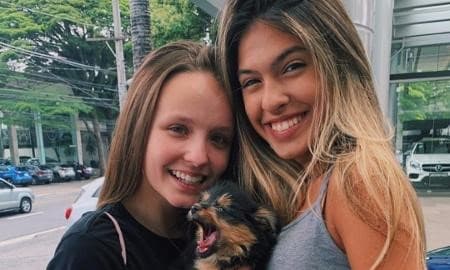 Amigas desde Carrossel, Fernanda Concon adota filhotinho de Larissa Manoela