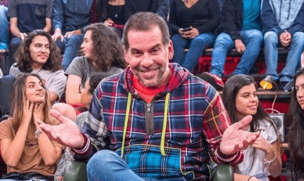 Serginho Groisman dá uma de Faustão e coloca Leandro Hassum em situação complicada no Altas Horas