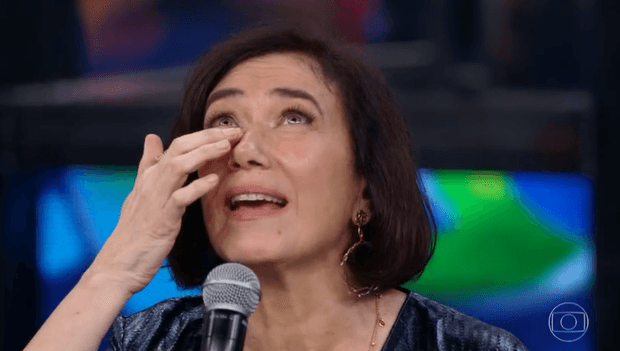 Lília Cabral, atriz da Globo, revela porque não olha mais o celular da filha