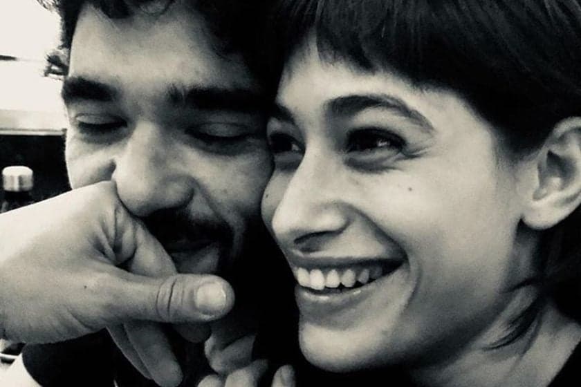 Caio Blat e Luisa Arraes aparecem em clima romântico com direito a praia, calor e chamego