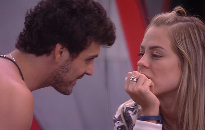 BBB19: Após ter beijo negado, Maycon desabafa sobre relação com Isabella: "não existe mais essa de casal"