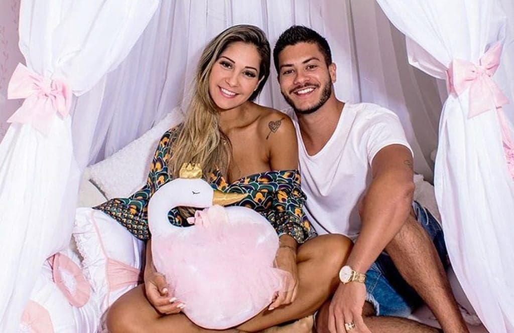 Após várias polêmicas, Arthur Aguiar aparece com filha e Mayra Cardi em evento badalado e surpreendem