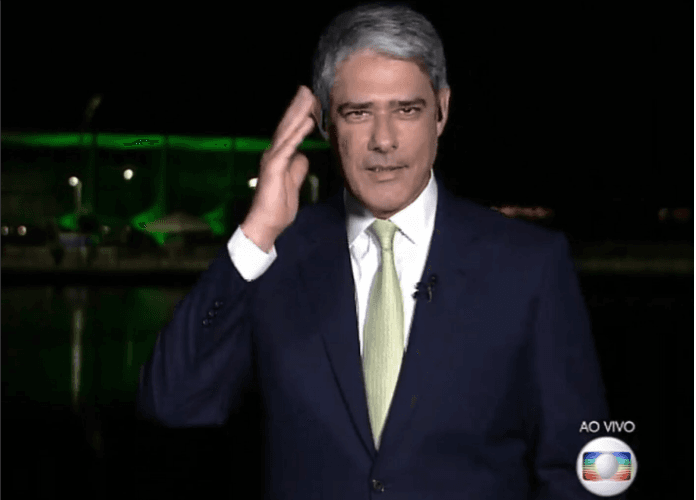 Ao vivo, William Bonner faz gesto no JN e gera comentários