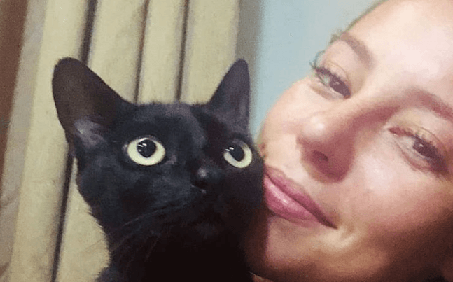Paolla Oliveira posa com gato preto de O Sétimo Guardião e ajuda a divulgar a novela do marido