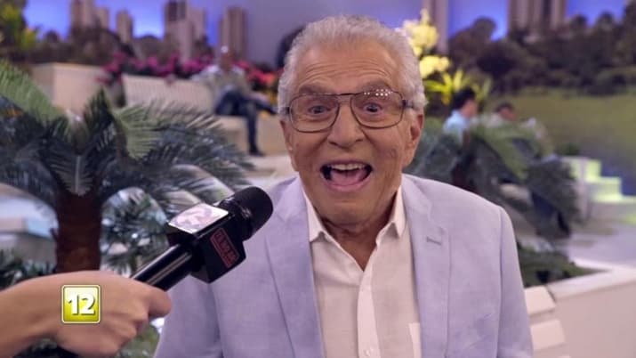 Carlos Alberto de Nóbrega aparece na Globo "comemorando" fim do Tá no Ar