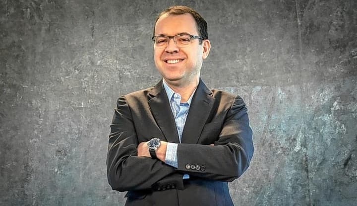 Autor entrega último capítulo de O Tempo Não Para e já se dedica a novo projeto na Globo