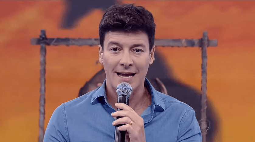 Rodrigo Faro posa de sunga e seguidores comentam