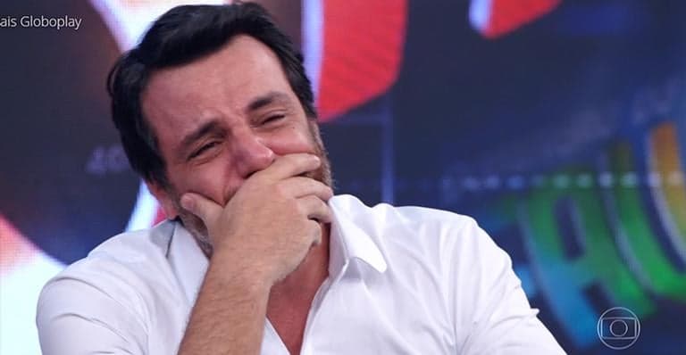 Rodrigo Lombardi tem clique raro divulgado, surge ao lado da esposa e faz reclamação
