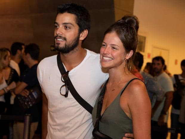 Agatha Moreira e Rodrigo Simas são flagrados em cima de romance em praia e detalhe chama atenção