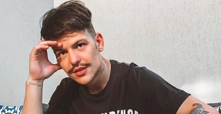 Saulo Poncio é papai! Nasce primeiro filho do cantor com Gabi Brandt e rostinho do bebê é revelado