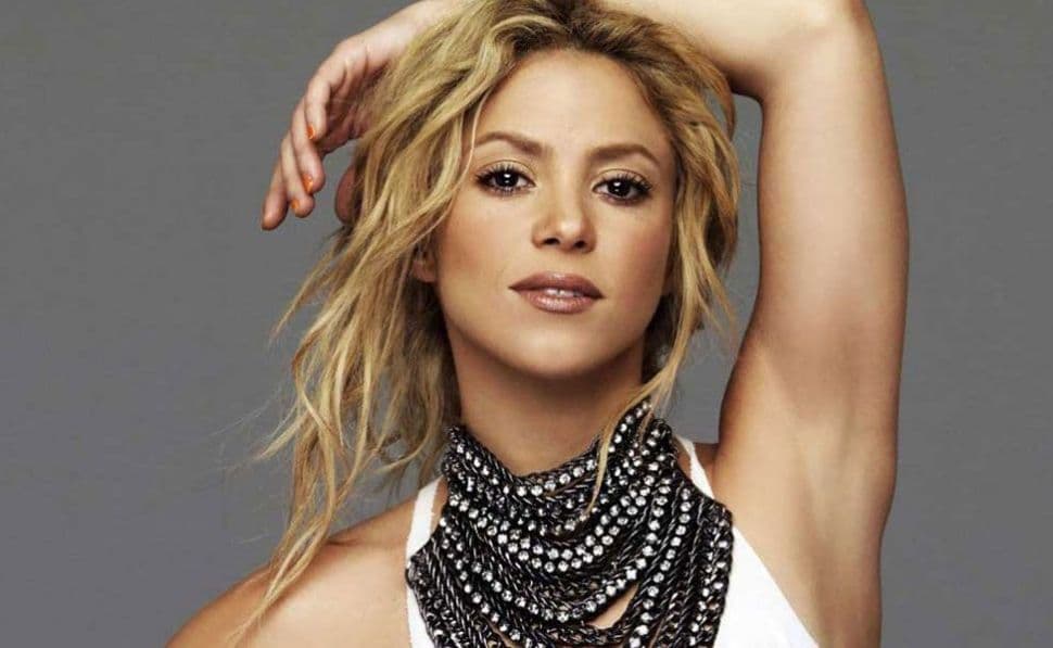 Shakira faz desabafo sobre a morte de fã, toma atitude e emociona