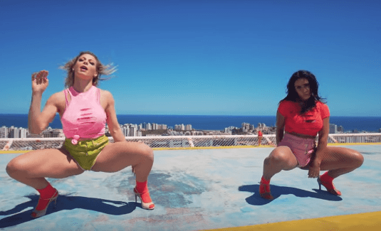 Scheila Carvalho e Sheila Mello surpreendem com clipe super ousado e internet vai ao delírio; veja