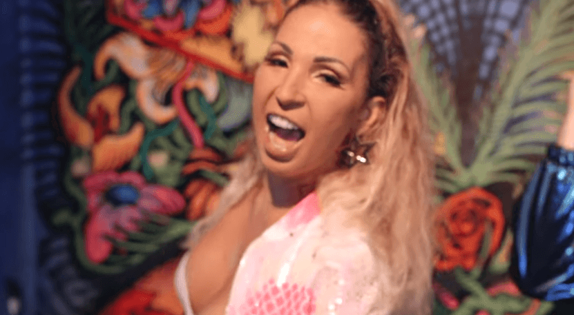 Após se envolver em polêmica, Valesca Popozuda esquece de trocar de perfil, se elogia e vira piada