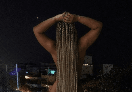 Famosa surge nua na internet e se cobre apenas com o cabelo; veja