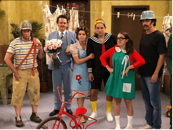 Globo enfia a mão no eterno coringa Chaves, do SBT, lança vila e faz publicação