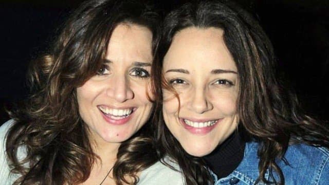 Ousada, namorada de Ana Carolina chama atenção após aparecer cobrindo os seios apenas com as mãos