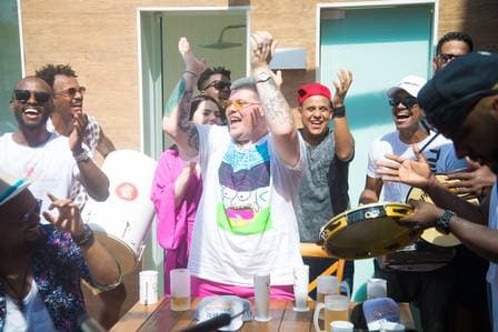 Ferrugem abre sua casa e recebe amigos e artistas (Foto: Cássio Jóffily/Divulgação) Ferrugem abre sua casa e recebe amigos e artistas (Foto: Cássio Jóffily/Divulgação)