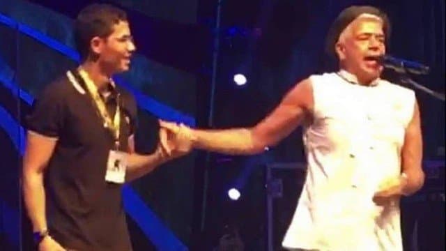 Lulu Santos é surpreendido pelo namorado e pedido em casamento durante show