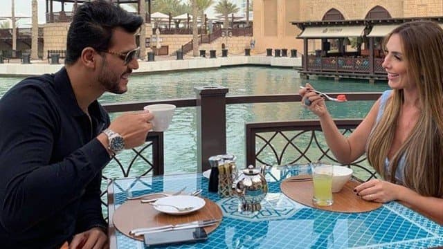 Nicole Bahls e Marcelo Bimbi celebram lua de mel em hotel de luxo com diária em valor exorbitante
