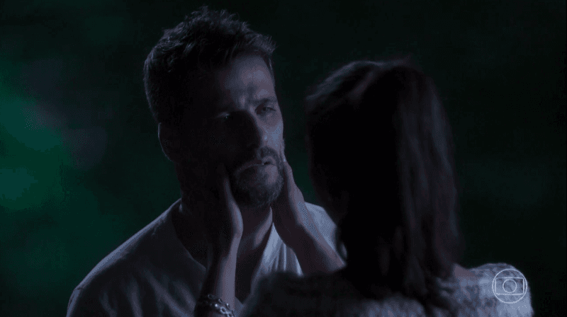 Gabriel (Bruno Gagliasso)e Laura (Yanna Lavigne) em cena de O Sétimo Guardião (Foto: Reprodução/Globo)