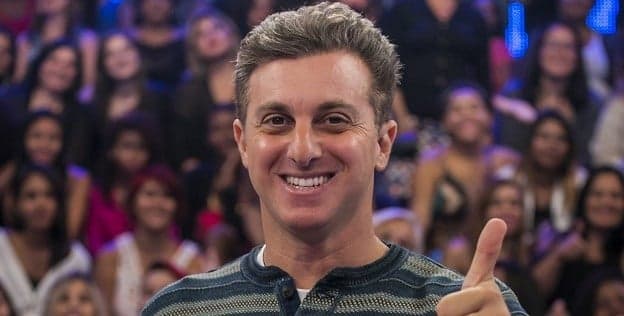 Luciano Huck mostra 'antes e depois' das férias e surpreende com mudança no visual