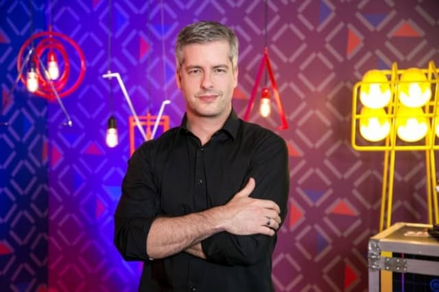 Após ironizar violência doméstica, Victor Chaves rebate acusações e detona o mundo dos famosos