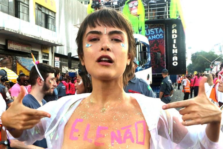 Depois de causar ao mostrar os seios, Maria Casadevall manda recado para os homens e alfineta