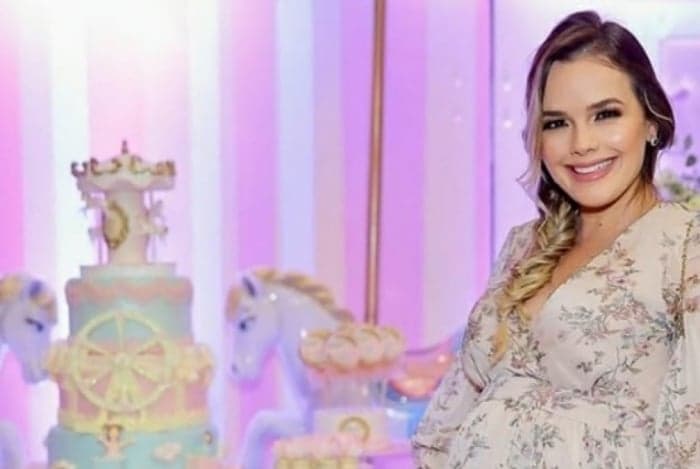 Grávida de 7 meses, Thaeme exibe barriga em show e deixou visível o crescimento de Liz