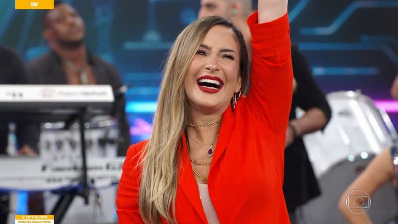 Claudia Leitte anuncia gravidez no programa Domingão do Faustão, revela sexo e nome da criança