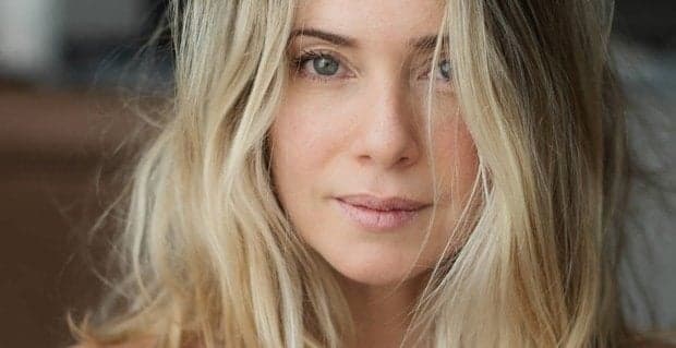 Letícia Spiller comemora o "Dia Internacional da Mulher" com publicação sem sutiã e dispara: "fé , coragem e amor!"