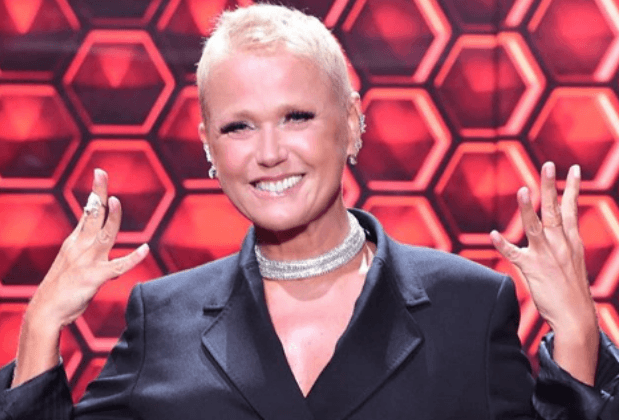 Xuxa Meneghel ignora fãs em aeroporto e tenta se explicar em rede social