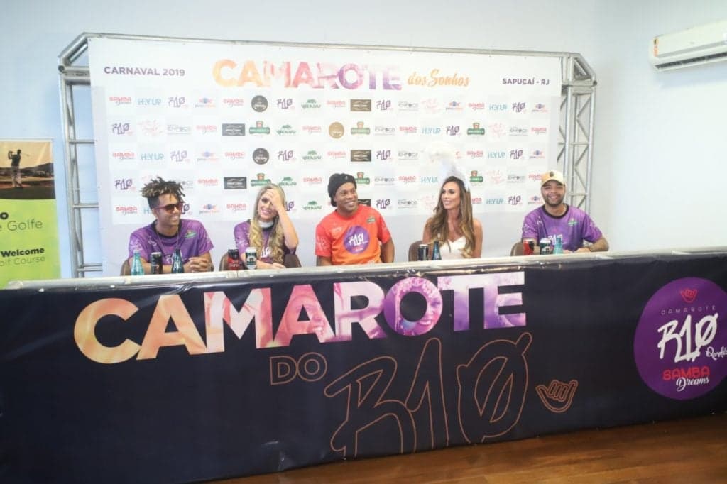 Ronaldinho anuncia parceria com Nicole Bahls e Nadja Pessoa