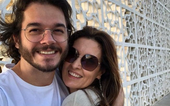 Fátima Bernardes curte bloquinho de Carnaval ao lado do namorado e web vai à loucura