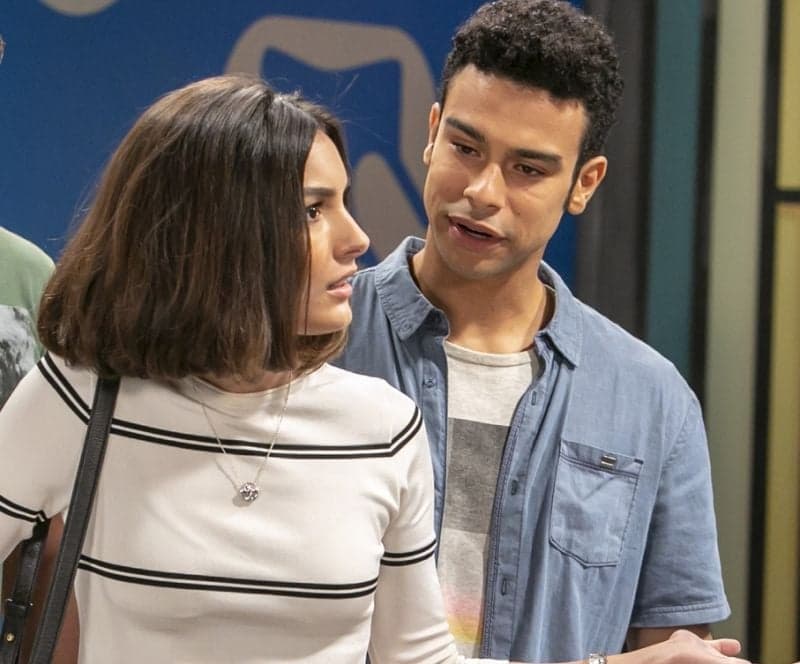 Verão 90: Larissa descobre traição de Quinzinho e toma atitude