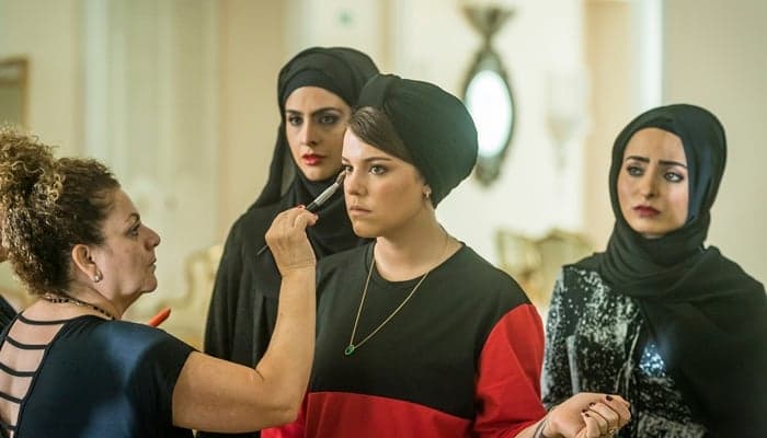 Dalila (Alice Wegmann), Aida (Darilia Oliveira), Fairouz (Yasmin Garcez), com a caracterizadora Gilvete Santos (Foto: Globo/Paulo Belote)