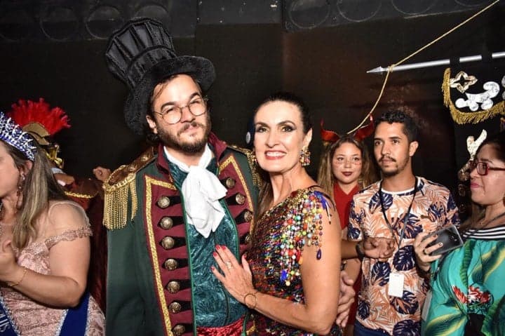 Fátima Bernardes é coroada Rainha em Baile de Recife e cai na dança com Túlio Gadêlha
