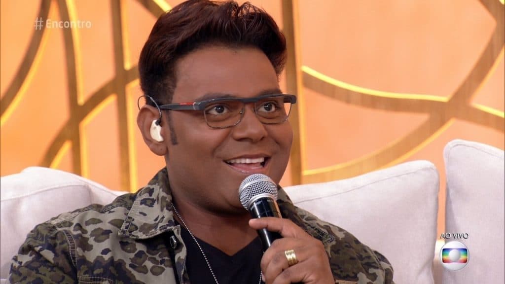 Cantor Pablo se afasta dos palcos por causa de cirurgia no rosto; confira a foto