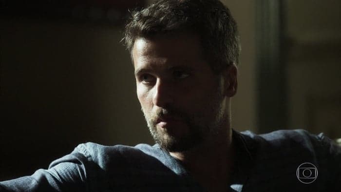 O Sétimo Guardião: Gabriel tem bebida sabotada e cai em armação de Valentina