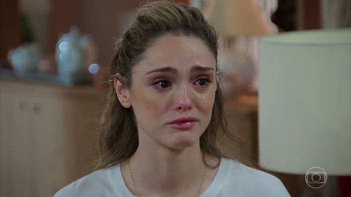 Verão 90: Manu flagra João agarrando Moana