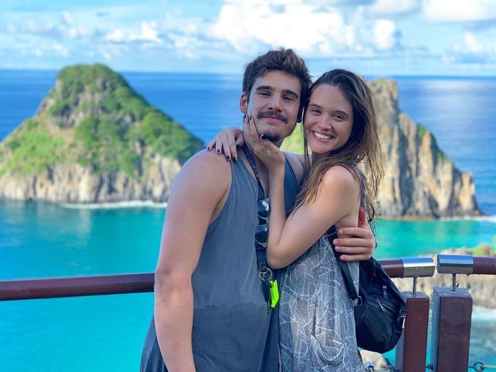 Após término com Juliana Paiva, Nicolas Prattes aparece com olhar de choro em foto